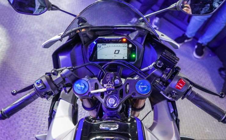 Yamaha R15M 2022 được trang bị cụm đồng hồ điều khiển LCD c&amp;oacute; thể chuyển đổi chế độ l&amp;aacute;i từ chế đường phố sang đường đua.