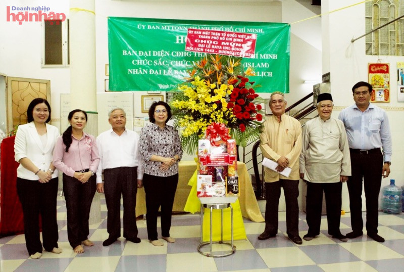 Đồng ch&amp;iacute; T&amp;ocirc; Thị B&amp;iacute;ch Ch&amp;acirc;u v&amp;agrave; đại diện l&amp;atilde;nh c&amp;aacute;c ban ng&amp;agrave;nh  thăm v&amp;agrave; ch&amp;uacute;c mừng Đại diện c&amp;aacute;c Ban Quản Trị Masjid-Surao c&amp;aacute;c khu vực Hồi gi&amp;aacute;o.