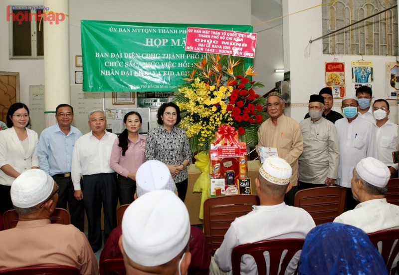 Đồng ch&amp;iacute; T&amp;ocirc; Thị B&amp;iacute;ch Ch&amp;acirc;u v&amp;agrave; đại diện l&amp;atilde;nh c&amp;aacute;c ban ng&amp;agrave;nh.