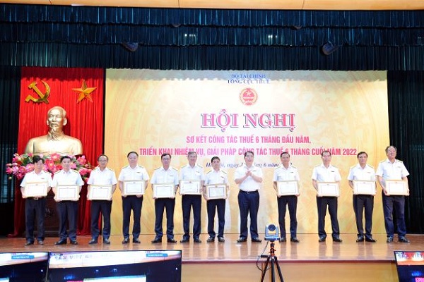 Trao bằng khen cho c&amp;aacute;c đơn vị triển khai tốt h&amp;oacute;a đơn điện tử (Ảnh:VGP/HT)