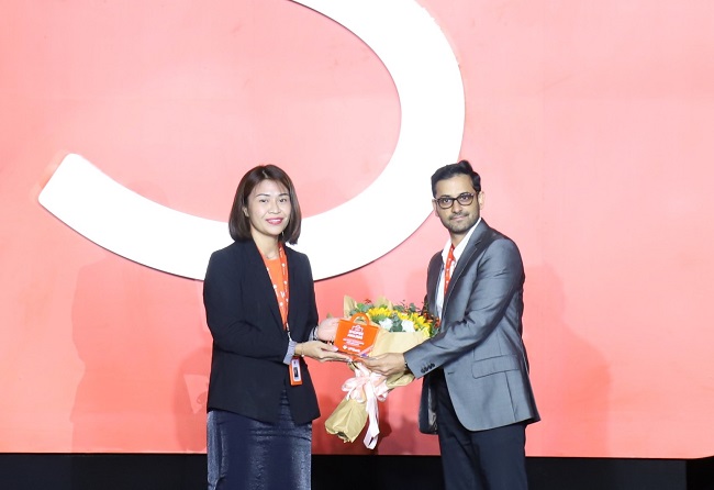 Đại diện VPBank (b&amp;ecirc;n tr&amp;aacute;i) nhận danh hiệu &amp;ldquo;Đối t&amp;aacute;c Ấn tượng nhất&amp;rdquo; năm 2021 từ Shopee