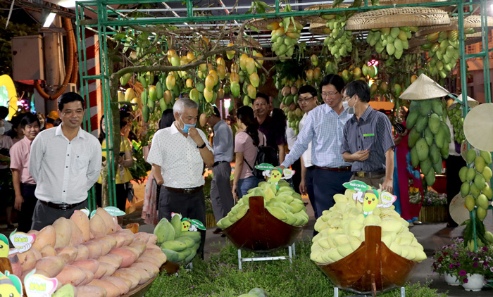 C&amp;aacute;c đại biểu v&amp;agrave; người d&amp;acirc;n, du kh&amp;aacute;ch tham quan khu trưng b&amp;agrave;y, giới thiệu  v&amp;agrave; quảng b&amp;aacute; thương hiệu &amp;ldquo;Xo&amp;agrave;i Cao L&amp;atilde;nh&amp;rdquo;