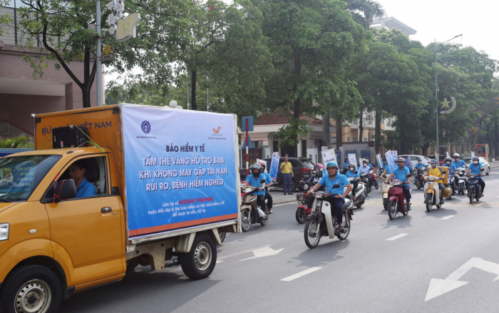 C&amp;aacute;n bộ, c&amp;ocirc;ng chức, nh&amp;acirc;n vi&amp;ecirc;n BHXH tỉnh Ph&amp;uacute; Thọ v&amp;agrave; Bưu điện tỉnh diễu h&amp;agrave;nh, tuy&amp;ecirc;n truyền tr&amp;ecirc;n c&amp;aacute;c tuyến phố