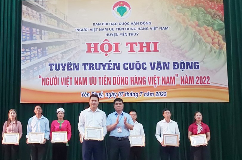 Ban tổ chức trao giải nhất cho x&amp;atilde; Ngọc Lương (Y&amp;ecirc;n Thuỷ).