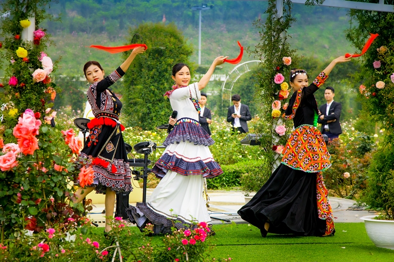 Những m&amp;agrave;n biểu diễn nghệ thuật trong sự kiện kh&amp;eacute;o l&amp;eacute;o t&amp;aacute;i hiện kh&amp;ocirc;ng kh&amp;iacute; tươi vui nơi lễ hội v&amp;ugrave;ng cao.