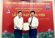 Chi bộ Tạp chí Doanh nghiệp và Hội nhập kết nạp đảng viên mới