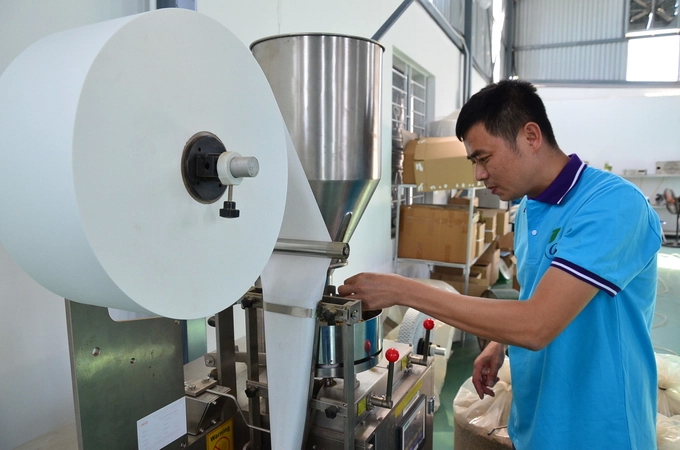 Anh Trần Văn Nguyện đang kiểm tra nguy&amp;ecirc;n liệu trong xưởng sản xuất.