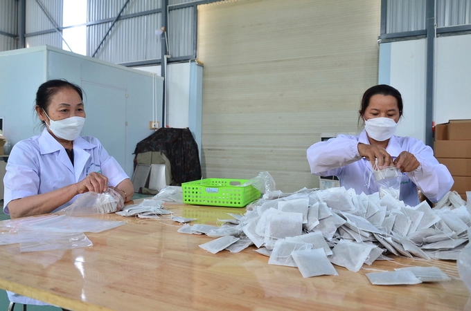 Kh&amp;acirc;u đ&amp;oacute;ng g&amp;oacute;i sản phẩm tr&amp;agrave; t&amp;uacute;i lọc.