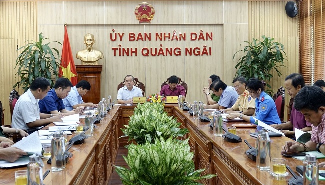 Chủ tr&amp;igrave; tại điểm cầu tỉnh Quảng Ng&amp;atilde;i do Ph&amp;oacute; Chủ tịch Thường trực UBND tỉnh Trần Ho&amp;agrave;ng Tuấn c&amp;ugrave;ng c&amp;aacute;c sở, ban, ng&amp;agrave;nh, địa phương tham dự.
