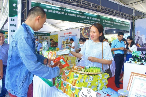 Khu trưng b&amp;agrave;y, giới thiệu sản phẩm ti&amp;ecirc;u biểu của c&amp;aacute;c tỉnh miền Trung-T&amp;acirc;y Nguy&amp;ecirc;n (Ảnh: VGP/Minh Trang)