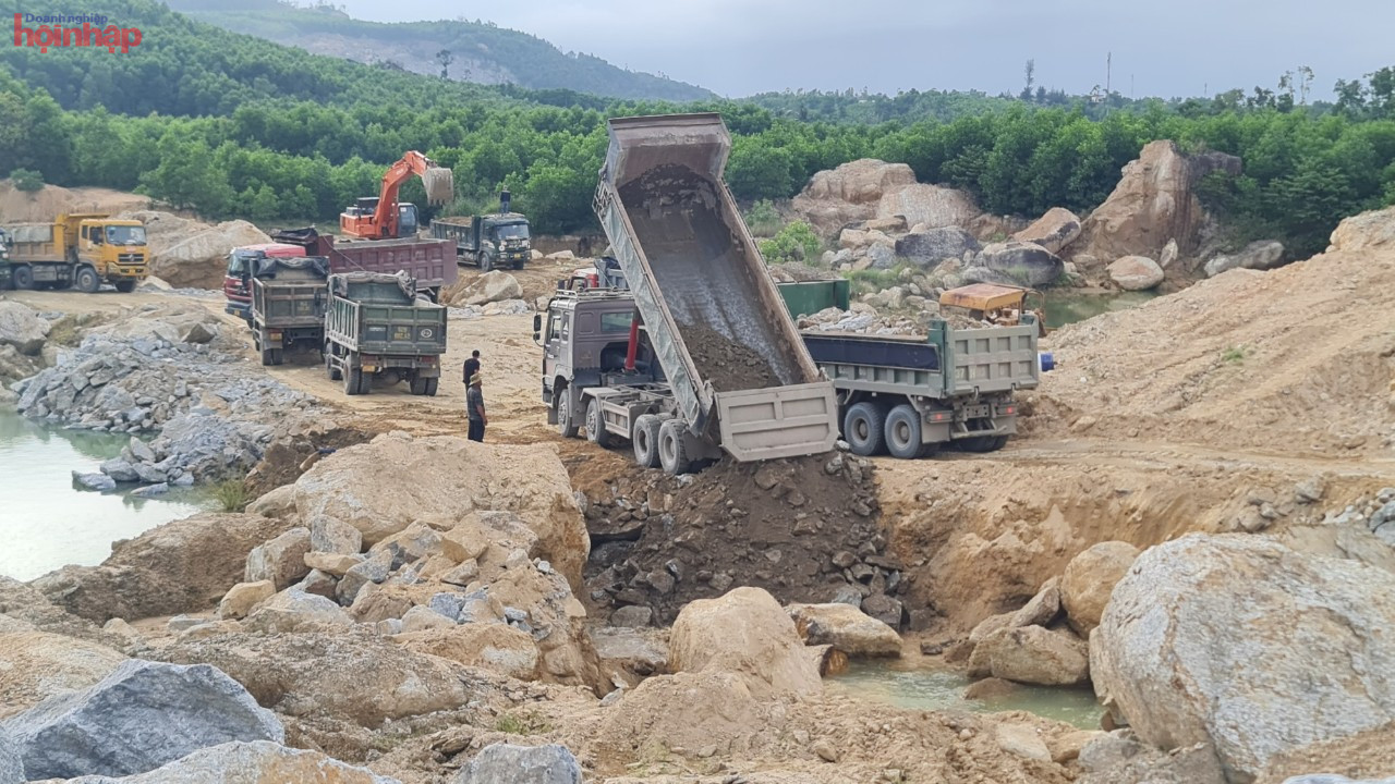 UBND tỉnh Quảng Ng&amp;atilde;i cũng đề nghị Bộ GTVT chỉ đạo Ban Quản l&amp;yacute; dự &amp;aacute;n 2 lựa chọn mức gi&amp;aacute; ph&amp;ugrave; hợp giữa c&amp;aacute;c b&amp;aacute;o gi&amp;aacute; của nh&amp;agrave; sản xuất hoặc nh&amp;agrave; cung ứng vật liệu x&amp;acirc;y dựng (kh&amp;ocirc;ng &amp;aacute;p dụng đối với c&amp;aacute;c loại vật liệu lần đầu xuất hiện tr&amp;ecirc;n thị trường)