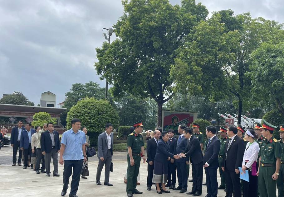 C&amp;aacute;c đồng ch&amp;iacute; l&amp;atilde;nh đạo tỉnh H&amp;ograve;a B&amp;igrave;nh đ&amp;oacute;n đo&amp;agrave;n đại biểu cấp cao Quốc hội nước CHDCND L&amp;agrave;o.