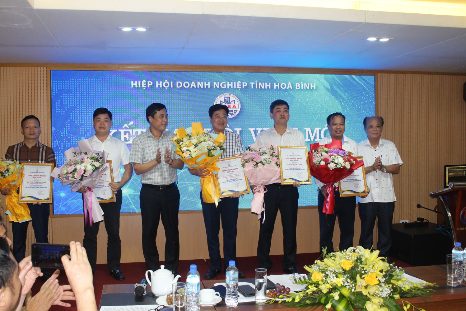 L&amp;atilde;nh đạo HHDN tỉnh H&amp;ograve;a B&amp;igrave;nh trao Quyết định c&amp;ocirc;ng nhận 8 hội vi&amp;ecirc;n mới