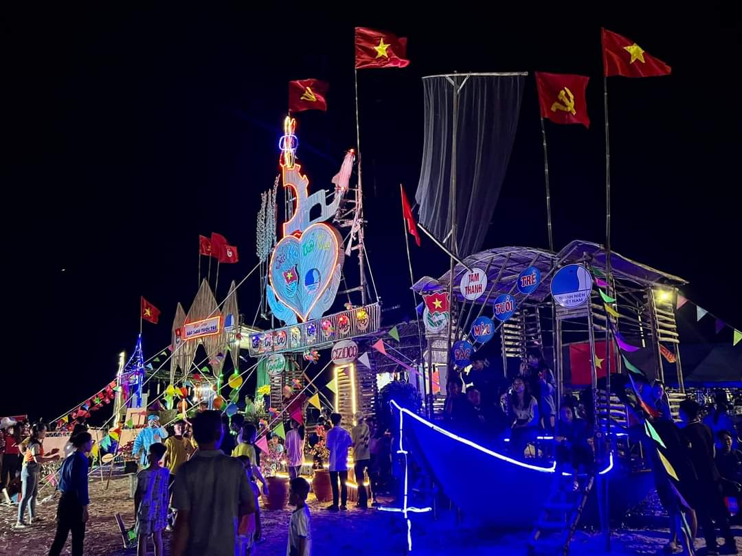 Ngo&amp;agrave;i chương tr&amp;igrave;nh nghệ thuật khai mạc, ng&amp;agrave;y hội c&amp;ograve;n c&amp;oacute; 8 hoạt động kh&amp;aacute;c diễn ra xuy&amp;ecirc;n suốt từ ng&amp;agrave;y 17 đến 24-7, gồm: triển l&amp;atilde;m, trưng b&amp;agrave;y đ&amp;aacute; phong cảnh; giải b&amp;oacute;ng đ&amp;aacute; b&amp;atilde;i biển khu vực miền Trung.