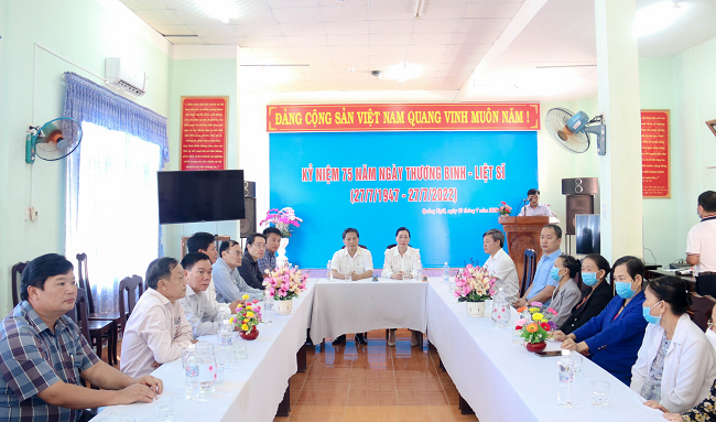 Trưởng Ban Kinh tế Trung ương Trần Tuấn Anh v&amp;agrave; l&amp;atilde;nh đạo Tỉnh ủy Quảng Ng&amp;atilde;i đ&amp;atilde; tặng qu&amp;agrave; cho Trung t&amp;acirc;m Điều dưỡng người c&amp;oacute; c&amp;ocirc;ng tỉnh v&amp;agrave; 16 suất qu&amp;agrave; cho 16 người c&amp;oacute; c&amp;ocirc;ng đang được nu&amp;ocirc;i dưỡng, chăm s&amp;oacute;c tại đ&amp;acirc;y.