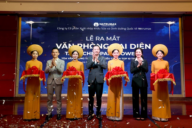 Ban l&amp;atilde;nh đạo Natrumax Việt Nam thực hiện nghi thức cắt băng khai trương văn ph&amp;ograve;ng đại diện.