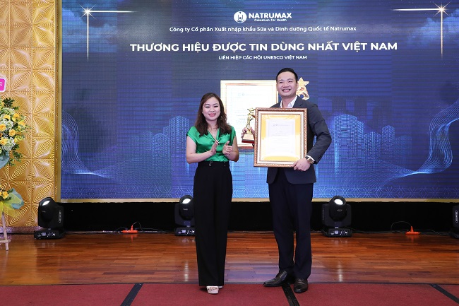 Natrumax Việt Nam đ&amp;oacute;n nhận danh hiệu Thương hiệu tin d&amp;ugrave;ng nhất Việt Nam do Li&amp;ecirc;n hiệp c&amp;aacute;c Hội UNESCO Việt Nam trao tặng