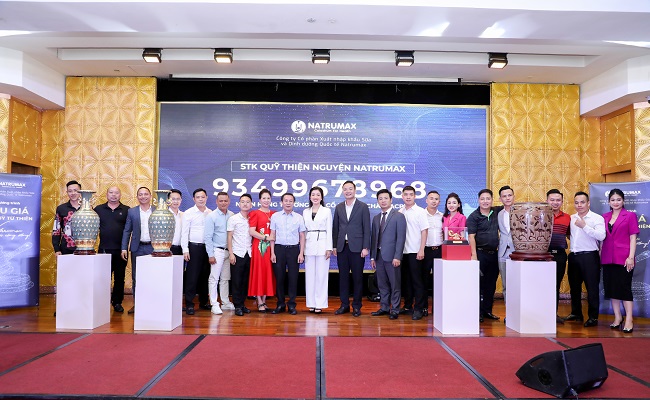 Ban l&amp;atilde;nh đạo Natrumax, c&amp;aacute;c nh&amp;agrave; hảo t&amp;acirc;m, mạnh thường qu&amp;acirc;n chụp ảnh lưu niệm tại chương tr&amp;igrave;nh