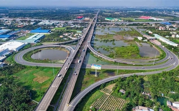 Hiện nay cả nước đang t&amp;iacute;ch cực ho&amp;agrave;n thiện c&amp;ocirc;ng t&amp;aacute;c chuẩn bị đầu tư nhiều dự &amp;aacute;n đường bộ cao tốc, trong đ&amp;oacute; c&amp;oacute; 5 dự &amp;aacute;n quan trọng quốc gia phải tr&amp;igrave;nh Quốc hội xin chủ trương đầu tư (Ảnh: Điểm cuối đường V&amp;agrave;nh đai 2 TP. Hồ Ch&amp;iacute; Minh kết nối tại thị trấn Bến Lức, tỉnh Long An)
