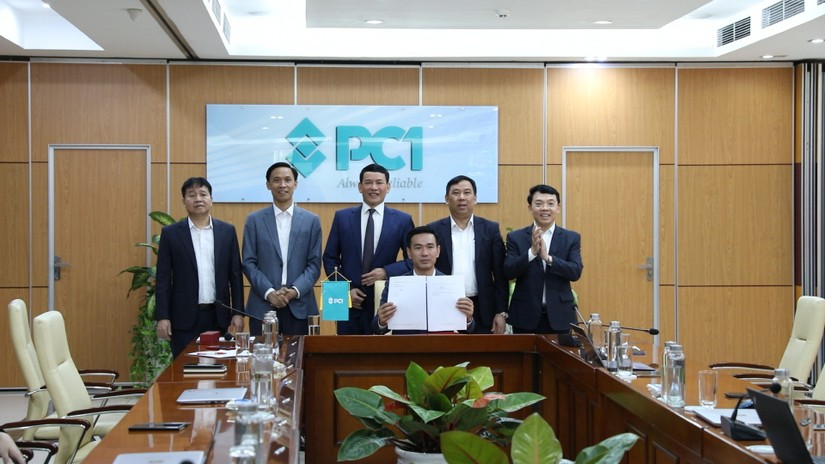 Đại diện l&amp;atilde;nh đạo C&amp;ocirc;ng ty Cổ phần Tập đo&amp;agrave;n PC1 tiến h&amp;agrave;nh k&amp;yacute; kết hợp đồng chuyển nhượng