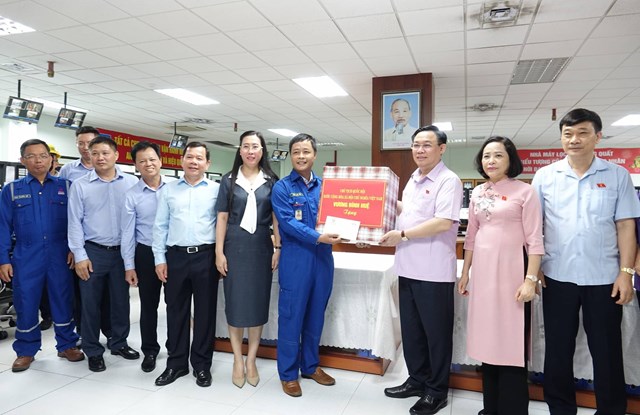Tại cuộc l&amp;agrave;m việc, Chủ tịch Quốc hội Vương Đ&amp;igrave;nh Huệ đ&amp;atilde; trao qu&amp;agrave; tặng c&amp;aacute;n bộ, người lao động của C&amp;ocirc;ng ty BSR l&amp;agrave; con thương binh, liệt sĩ, gia đ&amp;igrave;nh người c&amp;oacute; c&amp;ocirc;ng với c&amp;aacute;ch mạng.