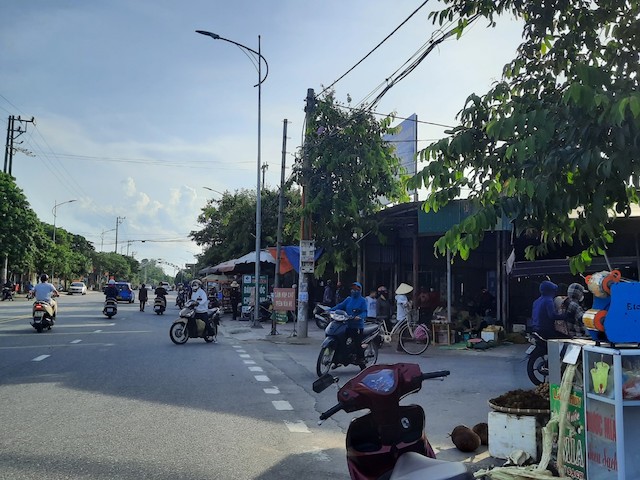 Khu chợ nằm ngay trục đường ch&amp;iacute;nh huyện Nghi Xu&amp;acirc;n g&amp;acirc;y mất an to&amp;agrave;n giao th&amp;ocirc;ng