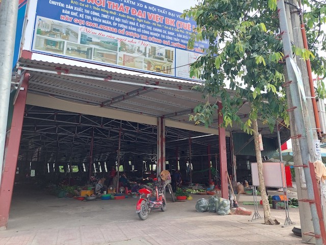 Do chợ hoạt động tự ph&amp;aacute;t n&amp;ecirc;n chưa đảm bảo về an to&amp;agrave;n giao th&amp;ocirc;ng, m&amp;ocirc;i trường v&amp;agrave; an to&amp;agrave;n ch&amp;aacute;y nổ
