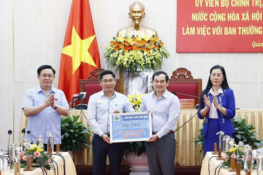 Tại cuộc l&amp;agrave;m việc, Chủ tịch Quốc hội Vương Đ&amp;igrave;nh Huệ chứng kiến đại diện Tổng c&amp;ocirc;ng ty đầu tư Hợp Nghĩa trao biển hỗ trợ kinh ph&amp;iacute; x&amp;acirc;y dựng 30 nh&amp;agrave; ở cho người c&amp;oacute; c&amp;ocirc;ng tỉnh Quảng Ng&amp;atilde;i.