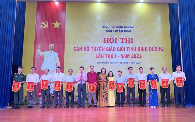 Ban tổ chức trao cờ lưu niệm cho c&amp;aacute;c trưởng đo&amp;agrave;n tham gia hội thi
