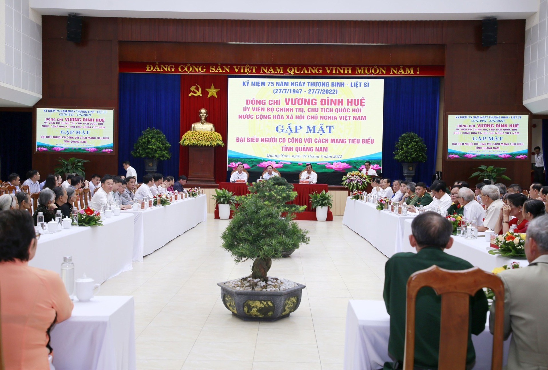 Chủ tịch Quốc hội gặp mặt người c&amp;oacute; c&amp;ocirc;ng với c&amp;aacute;ch mạng ti&amp;ecirc;u biểu tỉnh Quảng Nam