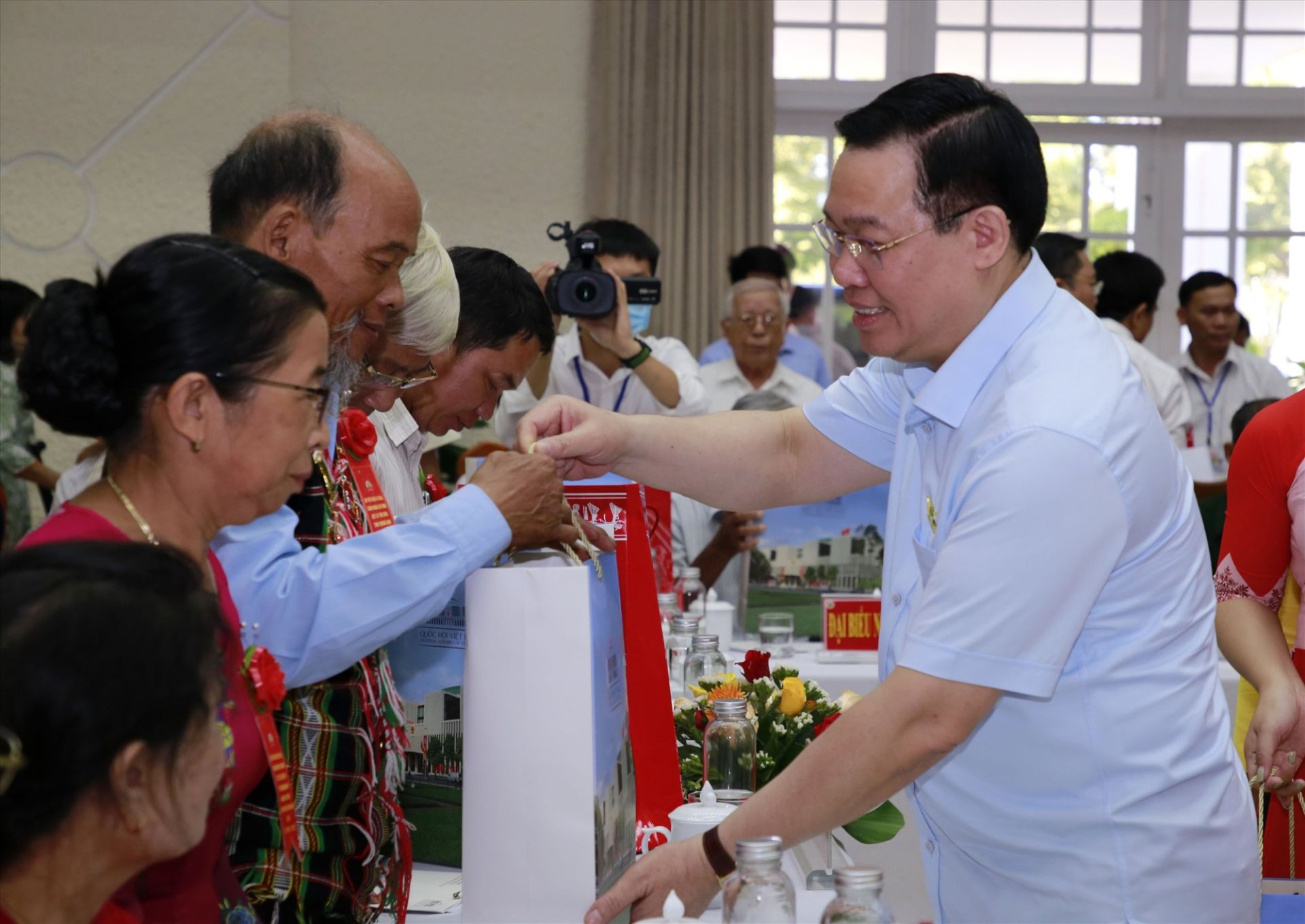Đồng ch&amp;iacute; Vương Đ&amp;igrave;nh Huệ khẳng định, tri &amp;acirc;n l&amp;agrave; tr&amp;aacute;ch nhiệm, t&amp;igrave;nh cảm của Đảng v&amp;agrave; Nh&amp;agrave; nước đối với c&amp;aacute;c anh h&amp;ugrave;ng liệt sĩ, gia đ&amp;igrave;nh thương binh - liệt sĩNCC.