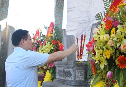 Chiều c&amp;ugrave;ng ng&amp;agrave;y, Chủ tịch Quốc hội Vương Đ&amp;igrave;nh Huệ v&amp;agrave; Đo&amp;agrave;n c&amp;ocirc;ng t&amp;aacute;c Trung ương tới đặt v&amp;ograve;ng hoa, d&amp;acirc;ng hương tưởng niệm c&amp;aacute;c anh h&amp;ugrave;ng liệt sỹ tại Nghĩa trang Liệt sỹ tỉnh Quảng Nam.