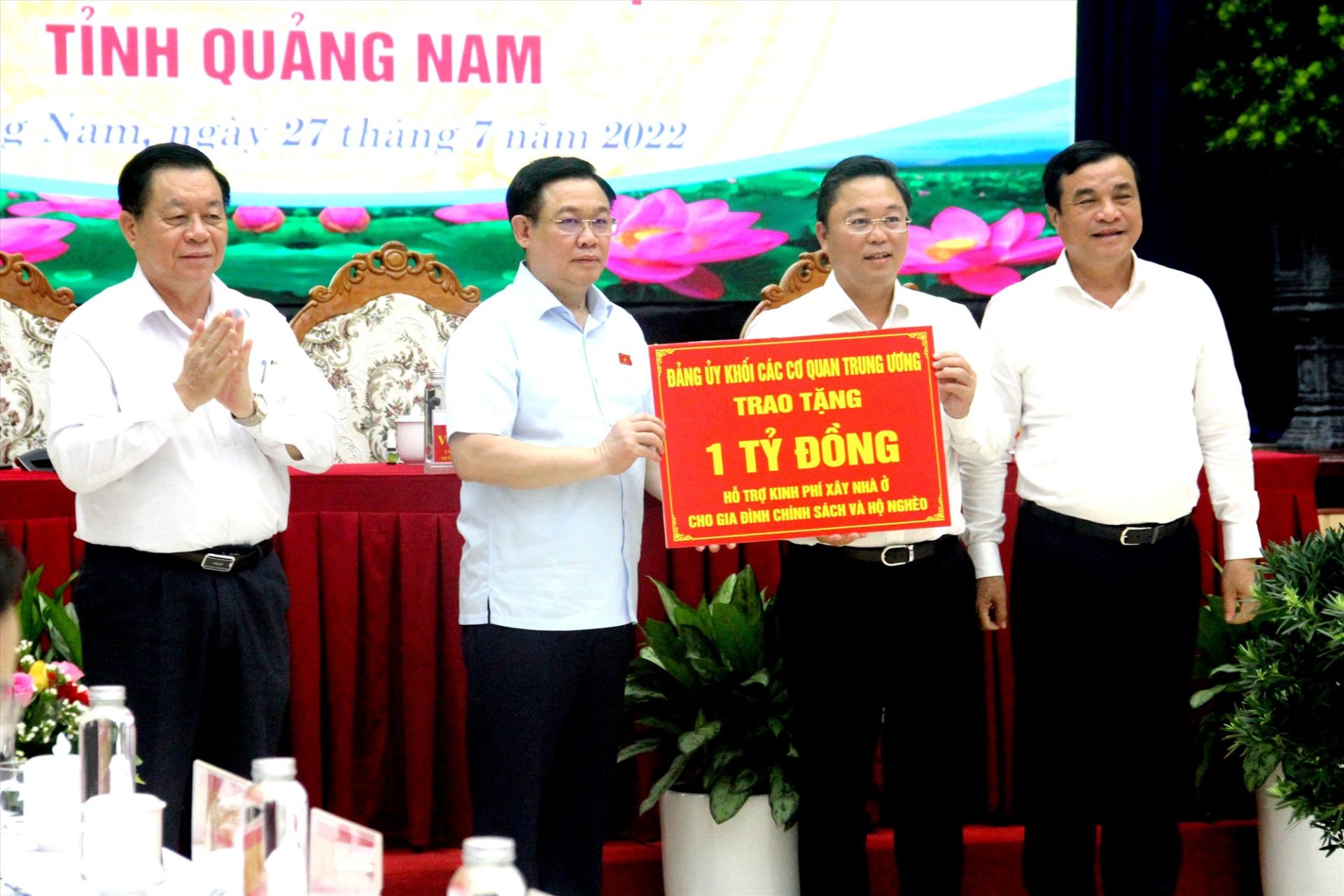 Thay mặt l&amp;atilde;nh đạo tỉnh Quảng Nam, Chủ tịch UBND tỉnh L&amp;ecirc; Tr&amp;iacute; Thanh cảm ơn sự quan t&amp;acirc;m của Chủ tịch Quốc hội Vương Đ&amp;igrave;nh Huệ v&amp;agrave; c&amp;aacute;c đồng ch&amp;iacute; l&amp;atilde;nh đạo Đảng, Nh&amp;agrave; nước d&amp;agrave;nh cho Quảng Nam nh&amp;acirc;n dịp kỷ niệm 75 năm ng&amp;agrave;y Thương binh - liệt sĩ.