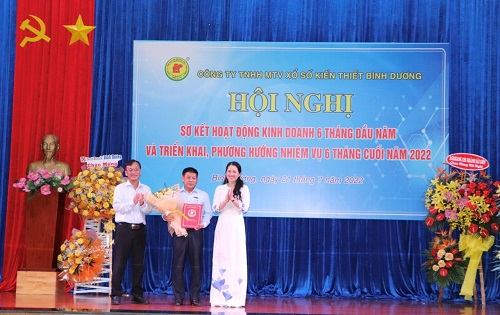 &amp;Ocirc;ng Nguyễn Văn Mai (ở giữa) nhận Quyết định nghỉ hưu của Chủ tịch C&amp;ocirc;ng ty