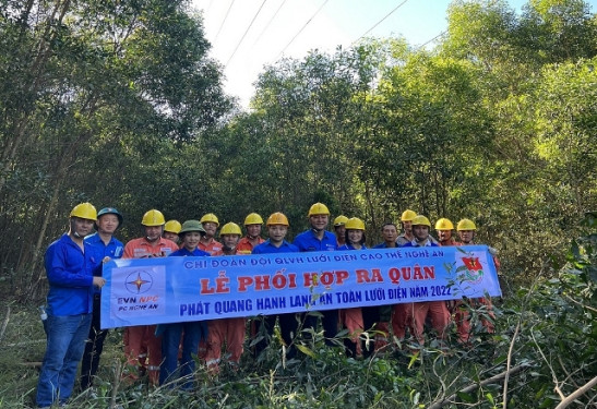 Điện lực Nghệ An ra quân phát quang hành lang lưới điện và tuyên truyền an toàn hành lang lưới điện cao áp