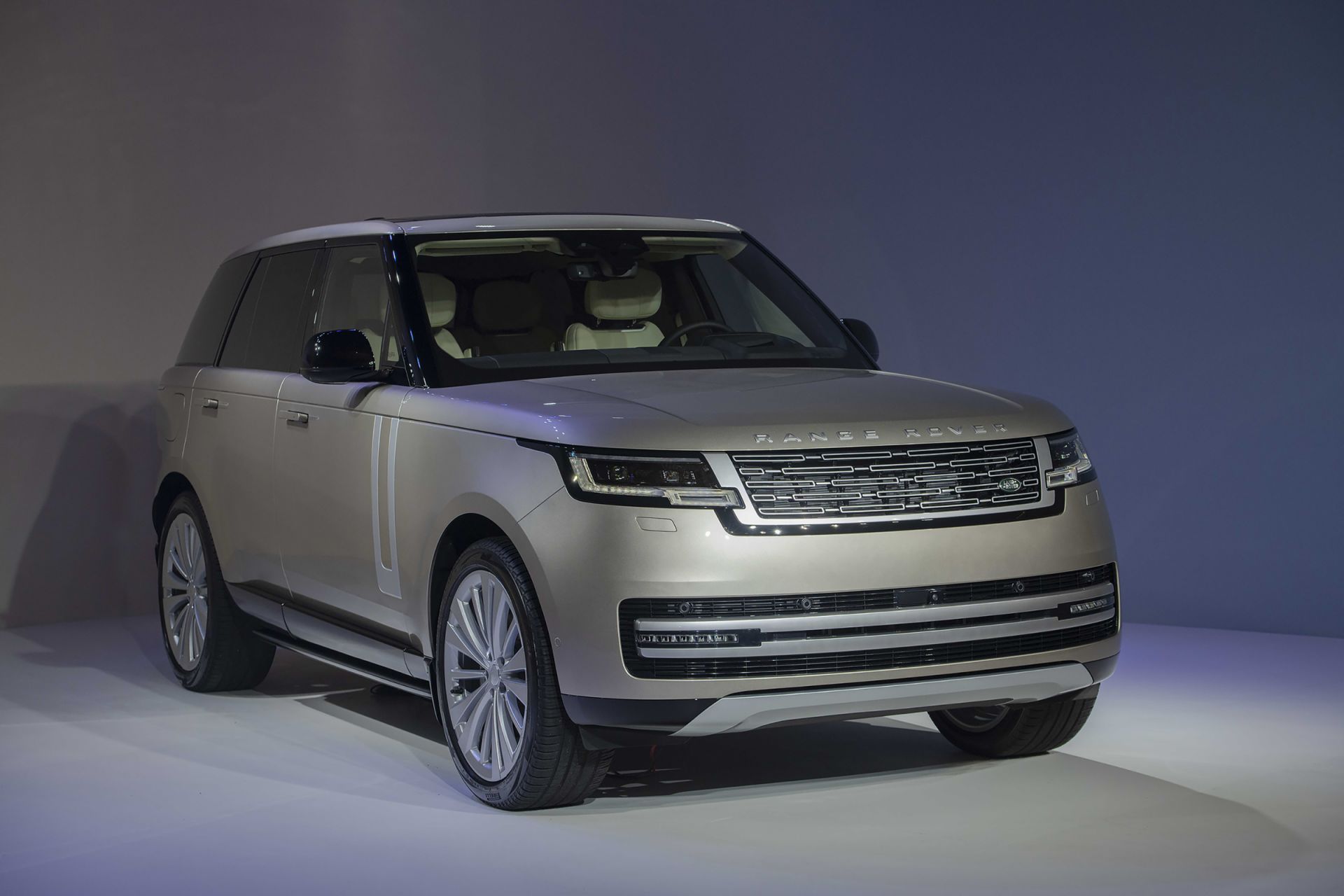 Land Rover Range Rover thế hệ mới đ&amp;atilde; c&amp;oacute; mặt tại Việt Nam v&amp;agrave; c&amp;oacute; gi&amp;aacute; b&amp;aacute;n từ 11,2 tỷ đồng