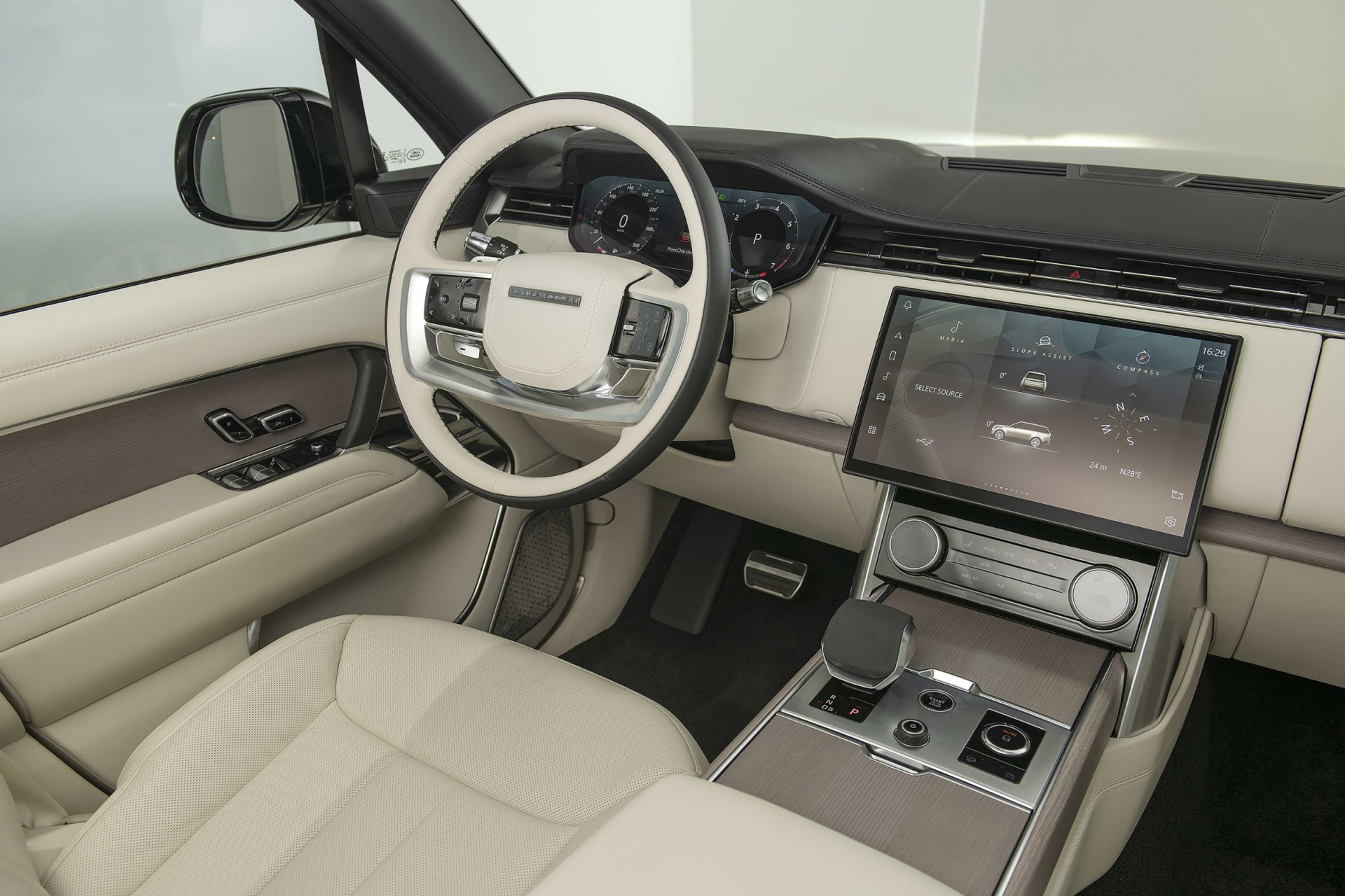 Nội thất Range Rover cũng chung ng&amp;ocirc;n ngữ thiết kế tối giản nhưng cũng kh&amp;ocirc;ng k&amp;eacute;m phần sang trọng