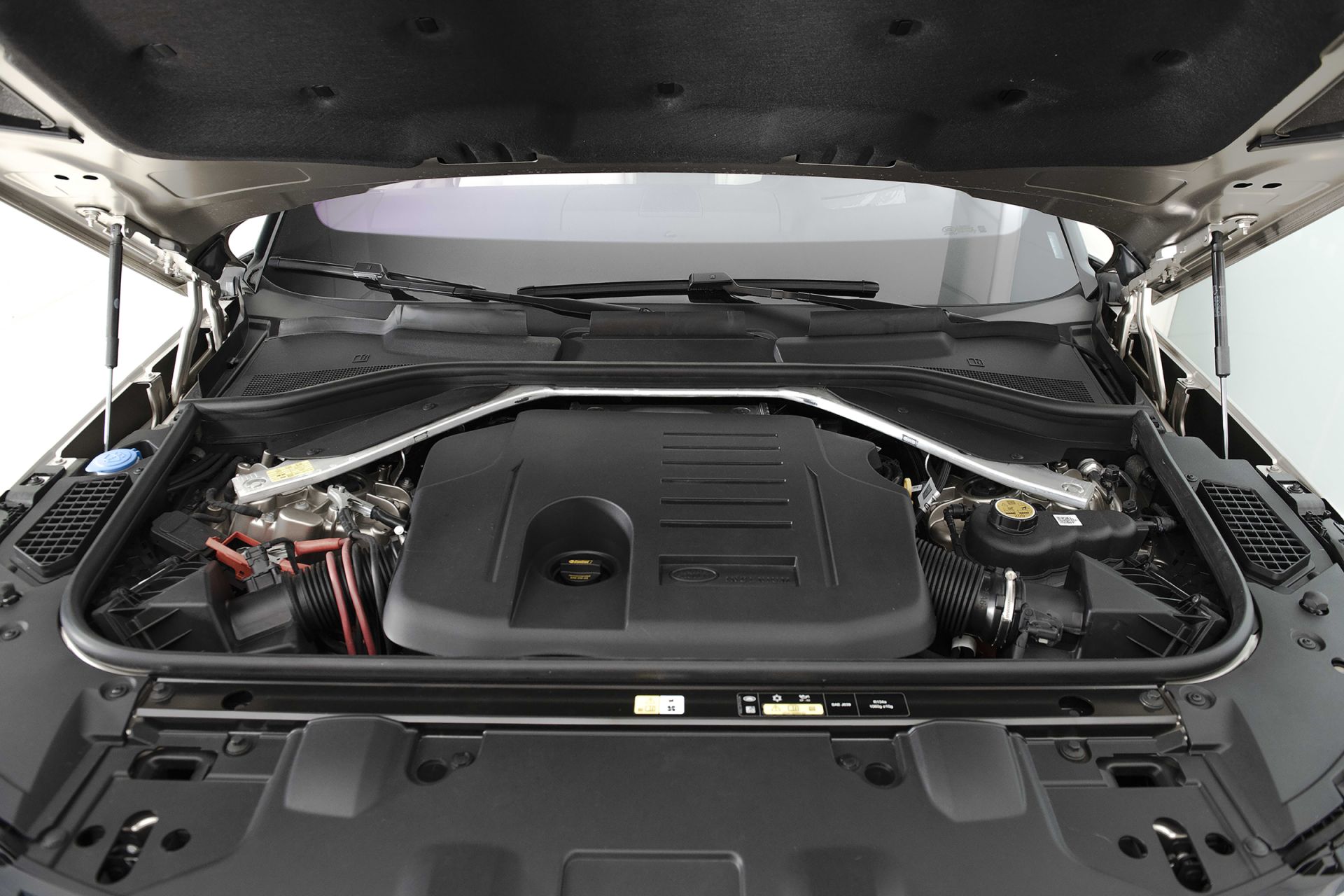 Tại Việt Nam, Range Rover mới được Ph&amp;uacute; Th&amp;aacute;i Mobility nhập khẩu v&amp;agrave; ph&amp;acirc;n phối 4 phi&amp;ecirc;n bản với nhiều t&amp;ugrave;y chọn động cơ