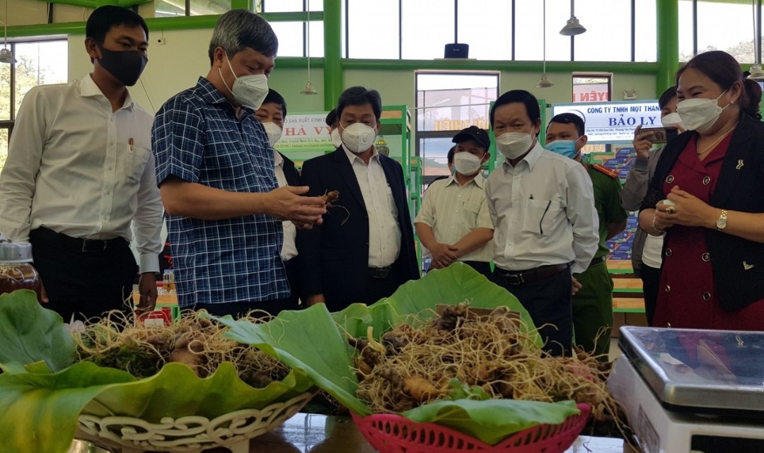 Ph&amp;oacute; Chủ tịch UBND tỉnh Hồ Quang Bửu tại lễ hội s&amp;acirc;m Ngọc Linh huyện Nam Tr&amp;agrave; My