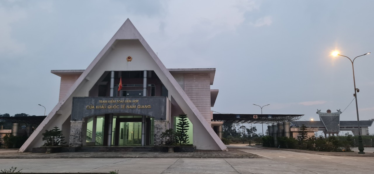 Cửa khẩu Nam Giang Quảng Nam đ&amp;atilde; ch&amp;iacute;nh thức th&amp;agrave;nh cửa khẩu quốc tế v&amp;agrave;o năm 2021. Được xem l&amp;agrave; con đường ngắn nhất kết nối Quảng Nam, miền Trung Việt Nam l&amp;ecirc;n v&amp;ugrave;ng cao nguy&amp;ecirc;n Nam L&amp;agrave;o, Đ&amp;ocirc;ng Bắc Th&amp;aacute;i Lan;