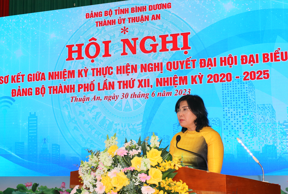 B&amp;iacute; thư Th&amp;agrave;nh ủy Thuận An Huỳnh Thị Thanh Phương ph&amp;aacute;t biểu tại hội nghị