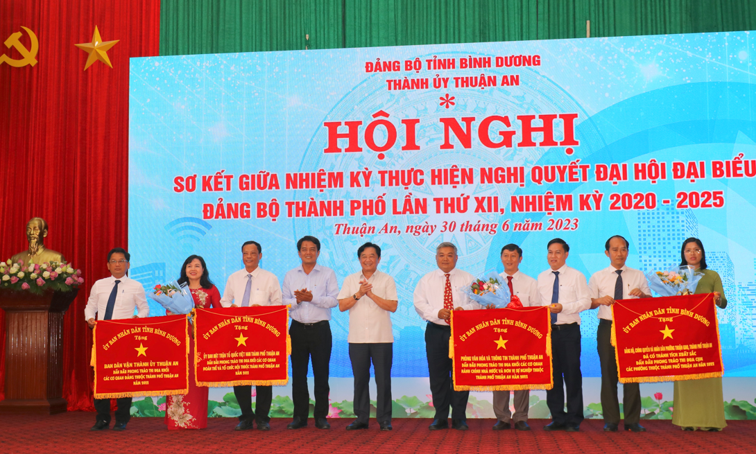 &amp;Ocirc;ng Nguyễn Ho&amp;agrave;ng Thao - Ph&amp;oacute; B&amp;iacute; thư Thường trực Tỉnh ủy v&amp;agrave; &amp;ocirc;ng B&amp;ugrave;i Thanh Nh&amp;acirc;n &amp;ndash; Trưởng Ban D&amp;acirc;n vận Tỉnh ủy trao Cờ thi đua của UBND tỉnh cho 04 tập thể xuất sắc dẫn đầu phong tr&amp;agrave;o thi đua​​