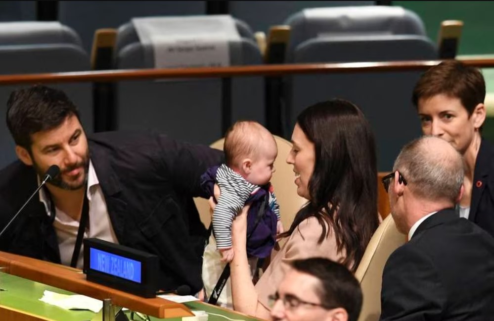 Jacinda Ardern bế con g&amp;aacute;i Neve trong hội nghị thượng đỉnh tại Đại hội đồng Li&amp;ecirc;n Hợp Quốc năm 2018. AFP