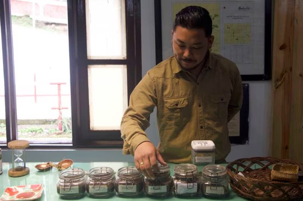 Rajat Thapa, quản l&amp;yacute; của Happy Valley Tea Estate, đồn điền ch&amp;egrave; l&amp;acirc;u đời thứ hai của Darjeeling, cho thấy c&amp;aacute;c loại tr&amp;agrave; được sản xuất tại điền trang. Taniya Dutta