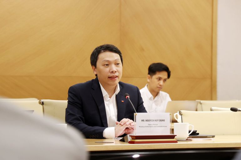 Thứ trưởng Bộ TT&amp;amp;TT Nguyễn Huy Dũng