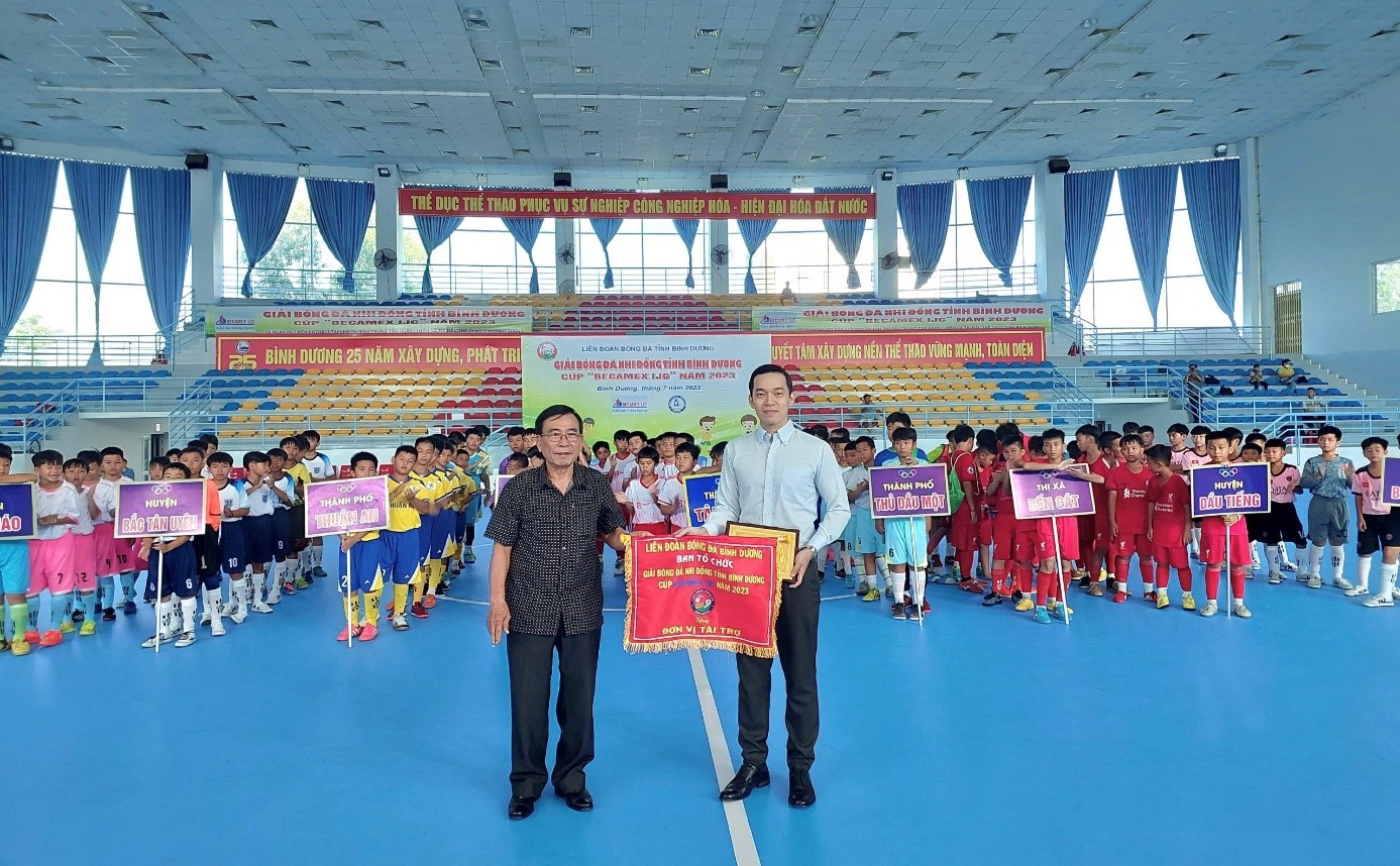 &amp;Ocirc;ng Nguyễn Kim Phụng &amp;ndash; Ph&amp;oacute; Chủ tịch Li&amp;ecirc;n đo&amp;agrave;n B&amp;oacute;ng đ&amp;aacute; tỉnh B&amp;igrave;nh Dương tặng qu&amp;agrave; v&amp;agrave; cờ tri &amp;acirc;n cho đại diện đơn vị t&amp;agrave;i trợ giải