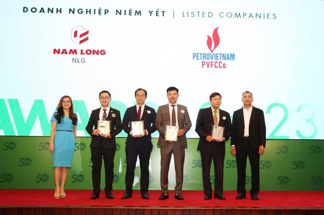 &amp;Ocirc;ng L&amp;ecirc; Cự T&amp;acirc;n - TGĐ PVFCCo (đứng thứ 3 từ phải sang) nhận danh hiệu Doanh nghiệp ph&amp;aacute;t triển bền vững ti&amp;ecirc;u biểu 2023