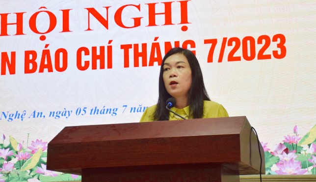 B&amp;agrave; Qu&amp;aacute;ch Thị Cường &amp;ndash; Ph&amp;oacute; Gi&amp;aacute;m đốc Sở Văn h&amp;oacute;a v&amp;agrave; Thể thao th&amp;ocirc;ng tin về việc tổ chức Festival d&amp;acirc;n ca V&amp;iacute;, Giặm Nghệ Tĩnh năm 2023 tại Hội nghị giao ban b&amp;aacute;o ch&amp;iacute; th&amp;aacute;ng 7 diễn ra v&amp;agrave;o s&amp;aacute;ng nay