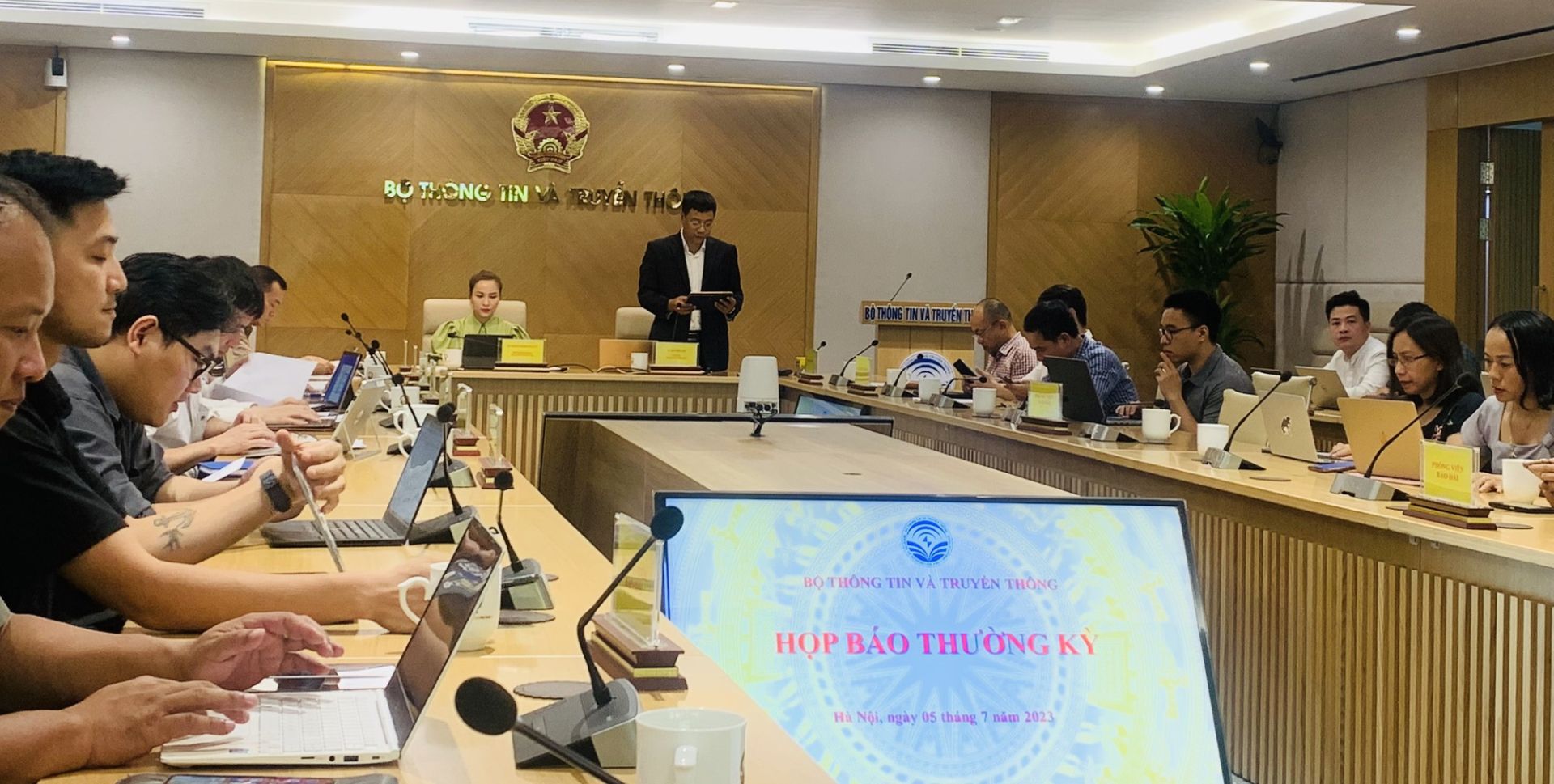 Buổi họp b&amp;aacute;o thường kỳ th&amp;aacute;ng 7/2023 của Bộ TT&amp;amp;TT tổ chức ng&amp;agrave;y 5/7 - Ảnh: VGP/HM