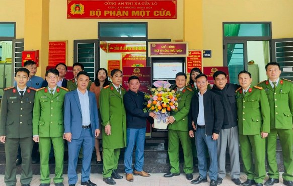 Ng&amp;agrave;y 9/12/2022, UBND phường Nghi H&amp;ograve;a ra mắt m&amp;ocirc; h&amp;igrave;nh điểm dịch vụ c&amp;ocirc;ng trực tuyến theo Đề &amp;aacute;n 06/CP của Ch&amp;iacute;nh phủ tại C&amp;ocirc;ng an phường